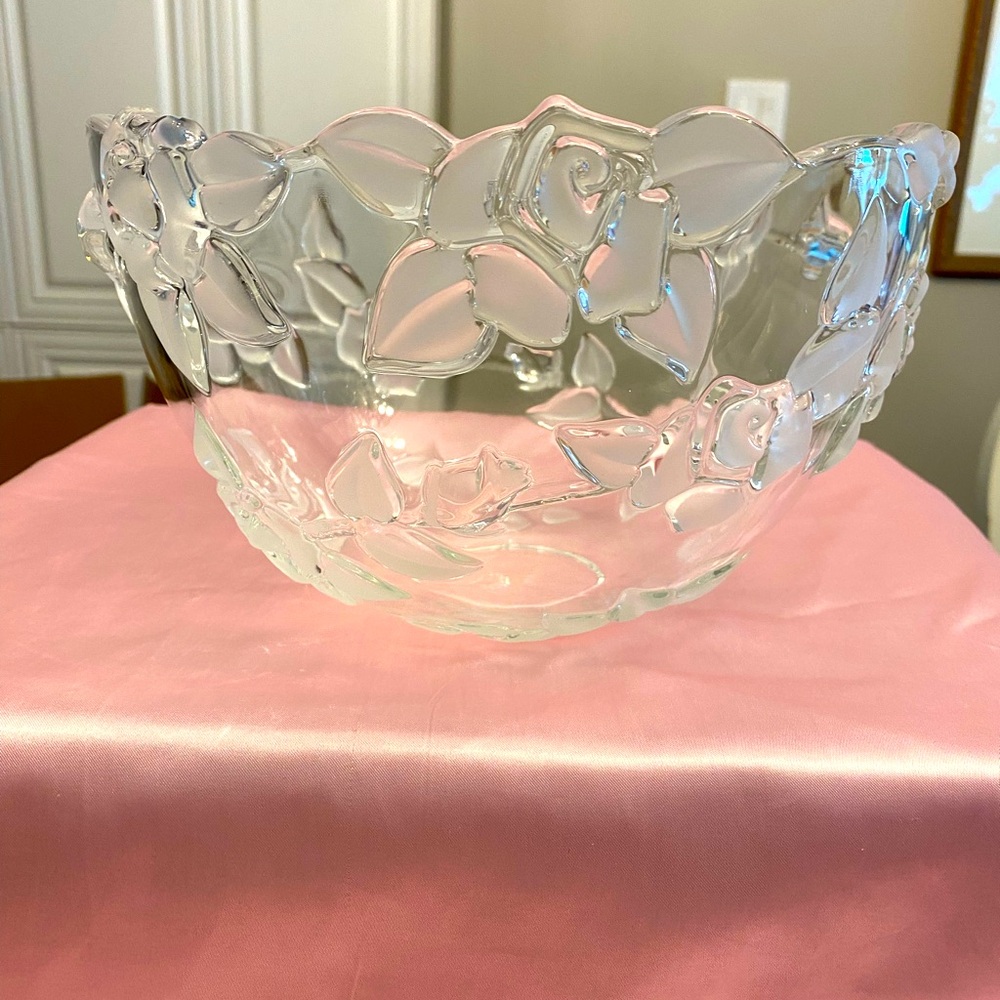 NWOT CLEAR MIKASA BELLA ROSA BOWL WITH GLASS EMBOSSED ROSES